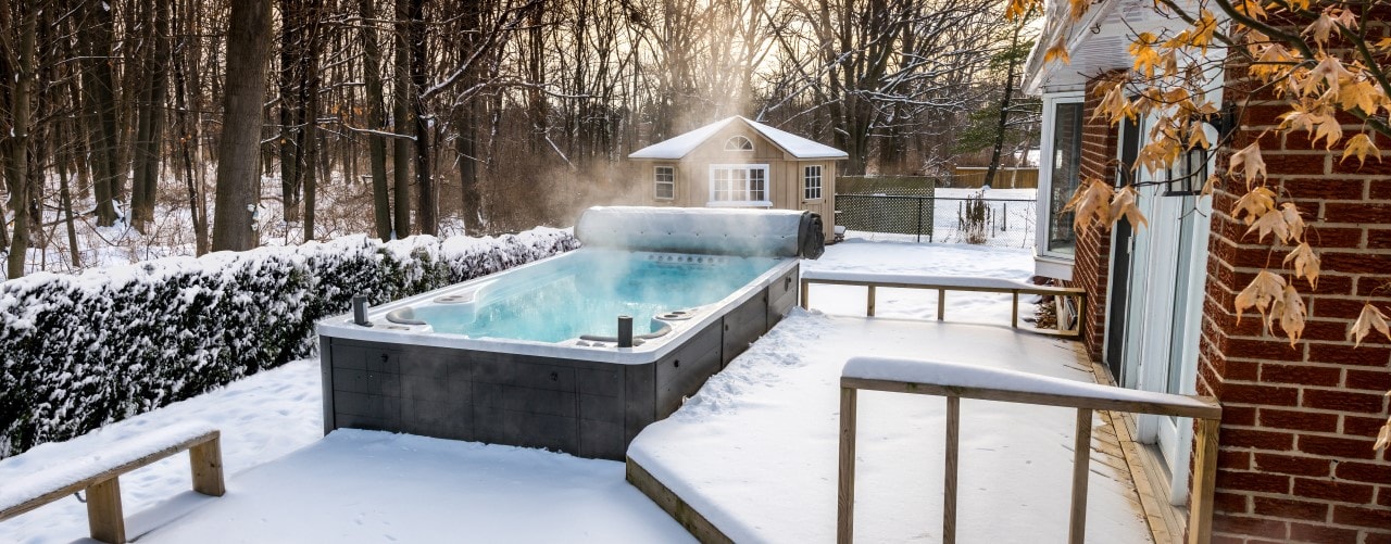 Плавательный SPA с открытой чашей на заснеженной террасе