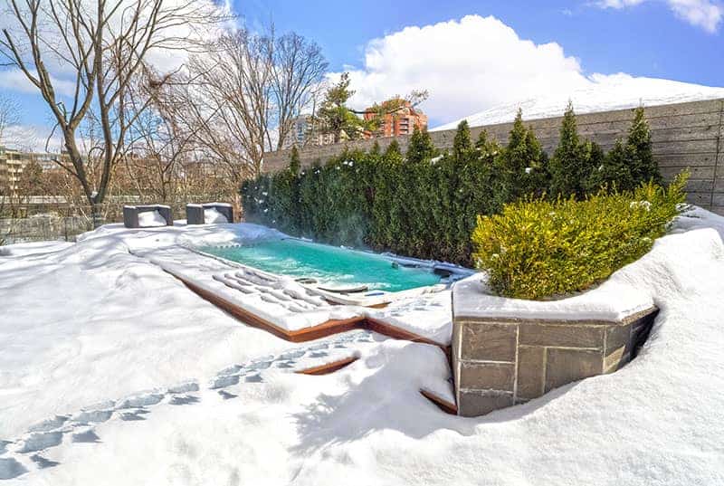 Плавательный SPA в террасе на заснеженном участке